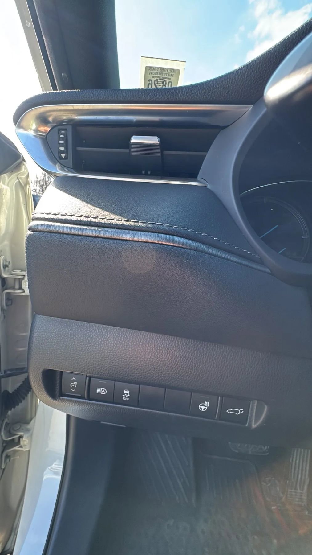 Used 2021 Toyota Venza XLE w/ Softex Package image 12