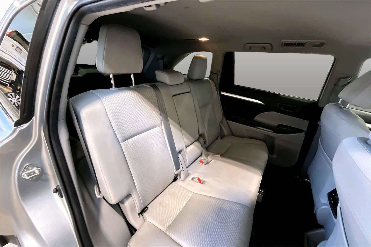Used 2019 Toyota Highlander LE AWD/4WD image 19
