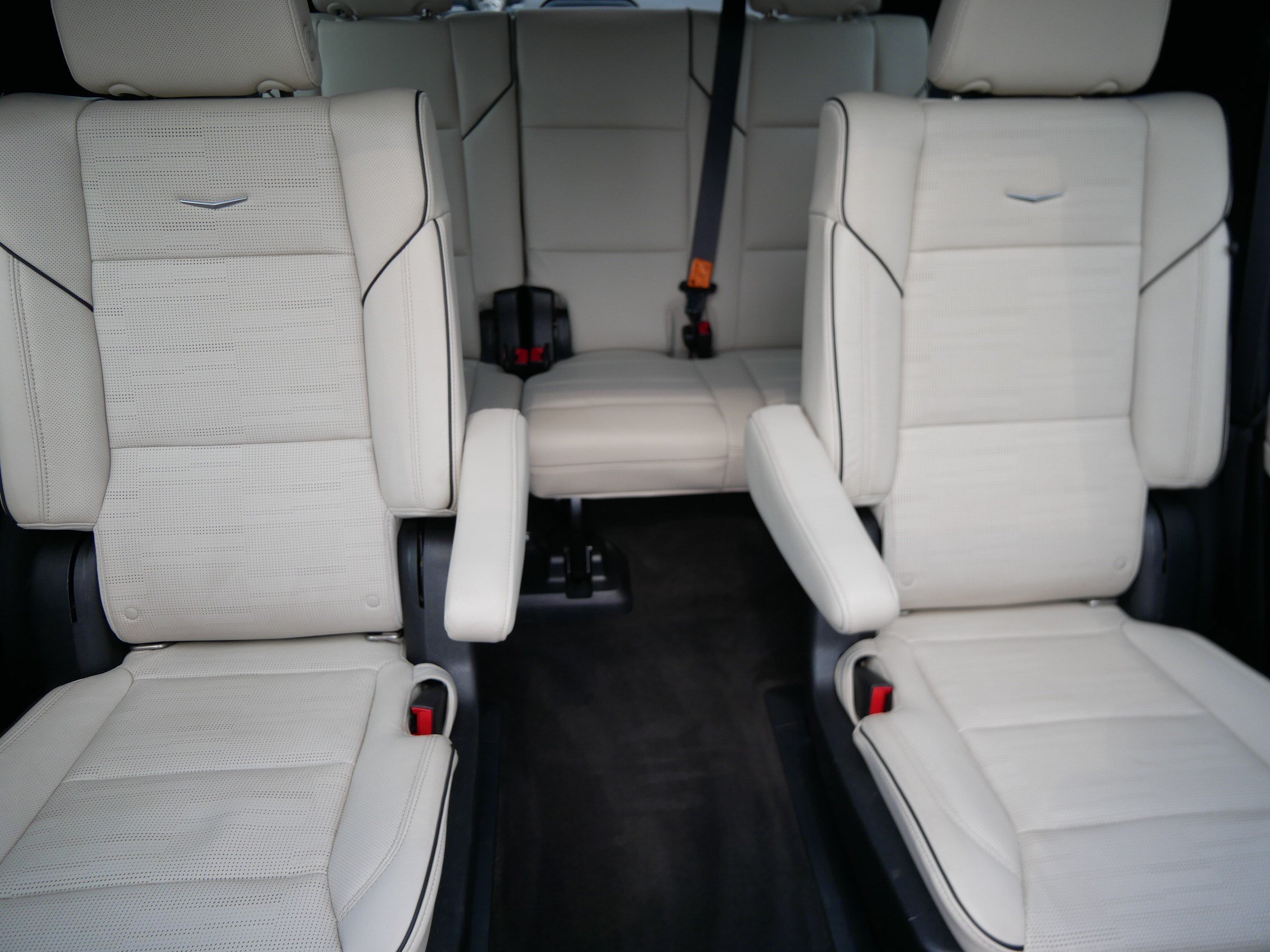 Used 2022 Cadillac Escalade Sport w/ LPO, ONYX Package AWD/4WD image 14