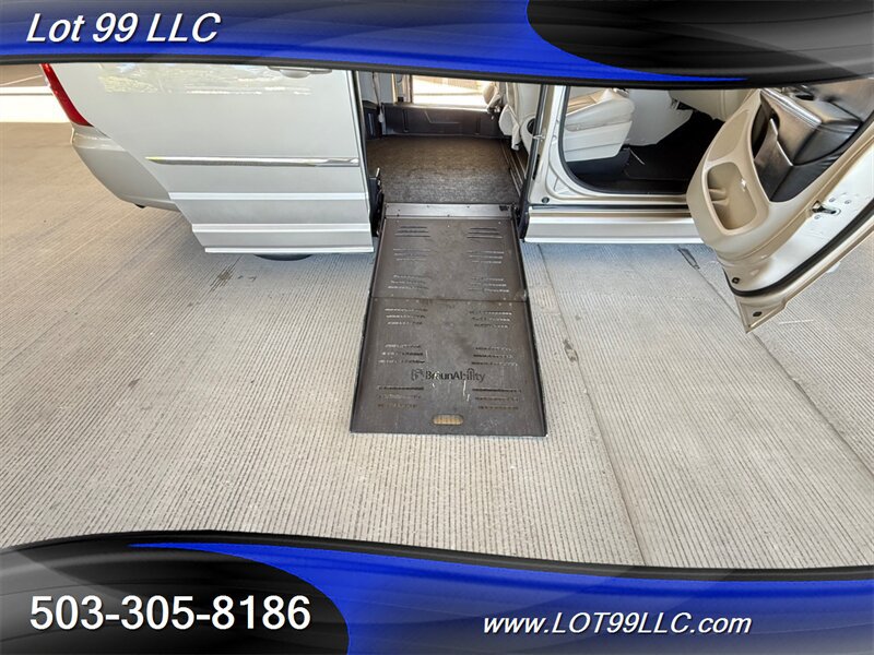 Used 2013 Chrysler Town & Country Touring FWD image 3