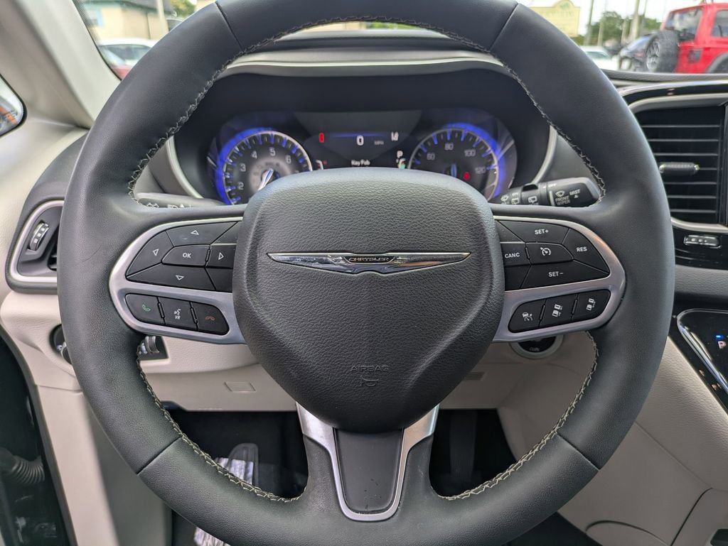 Used 2024 Chrysler Pacifica Touring-L image 21