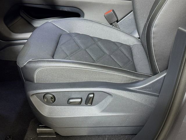 Used 2025 Volkswagen Atlas SE image 16