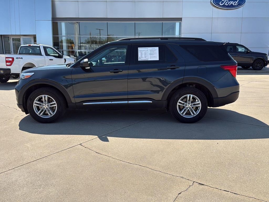 Used 2023 Ford Explorer XLT image 2