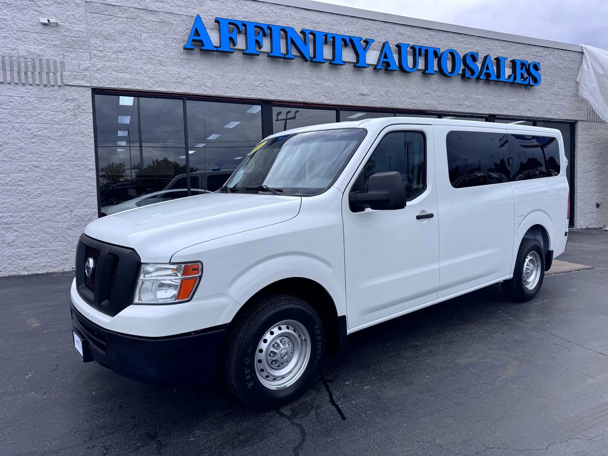 Used 2018 Nissan NV 3500 S image 2