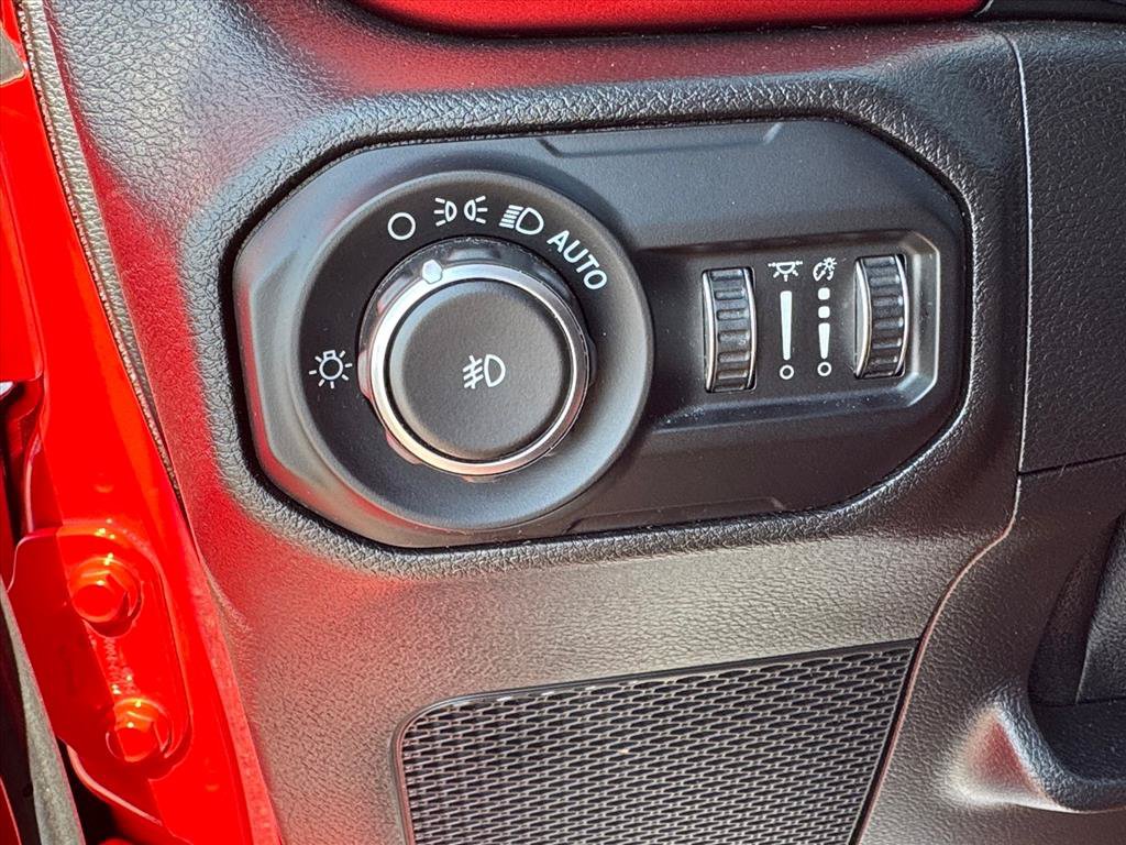 Used 2020 Jeep Wrangler Unlimited Rubicon w/ Cold Weather Group AWD/4WD image 19