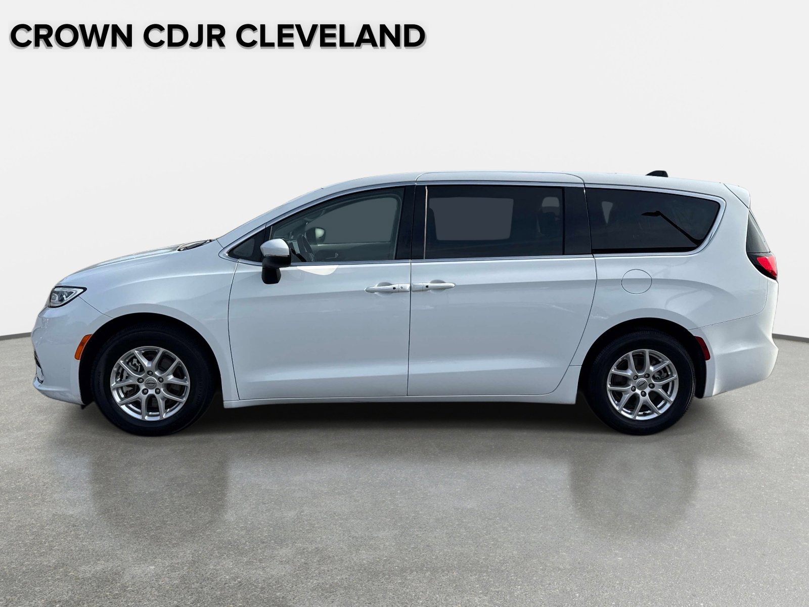 Used 2023 Chrysler Pacifica Touring-L image 7