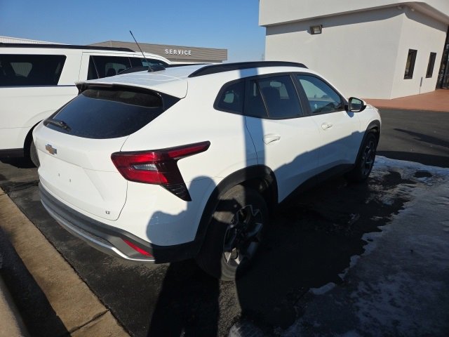 Used 2025 Chevrolet Trax LT w/ LT Convenience Package image 2