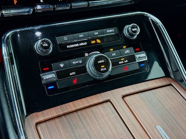 Used 2018 Lincoln Navigator L Select RWD image 17