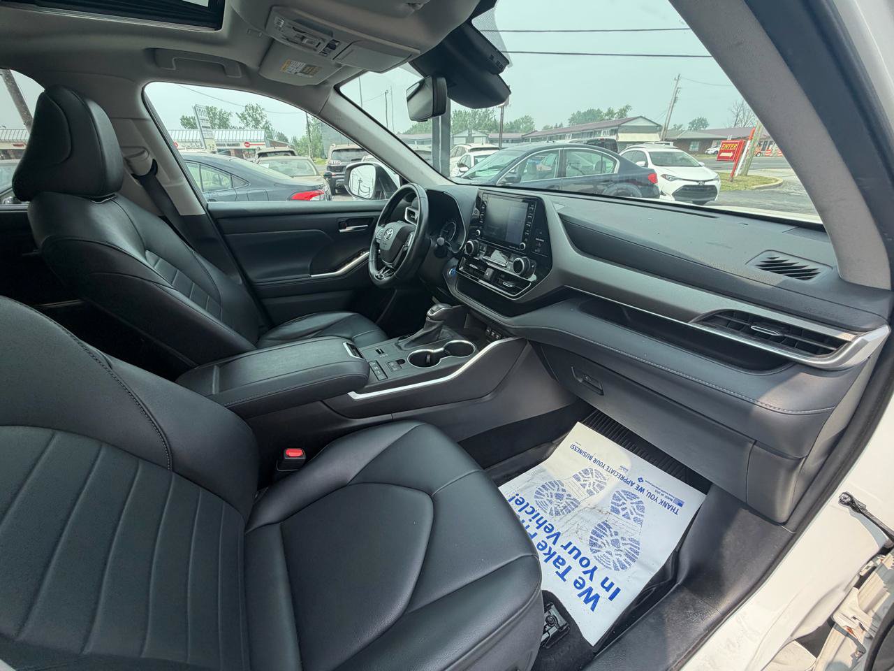 Used 2021 Toyota Highlander XLE AWD/4WD image 12