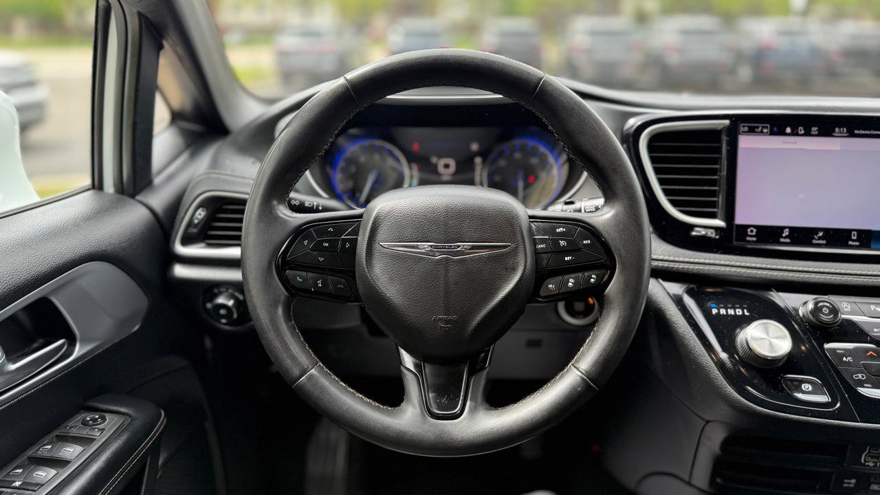 Used 2022 Chrysler Pacifica Touring FWD image 13