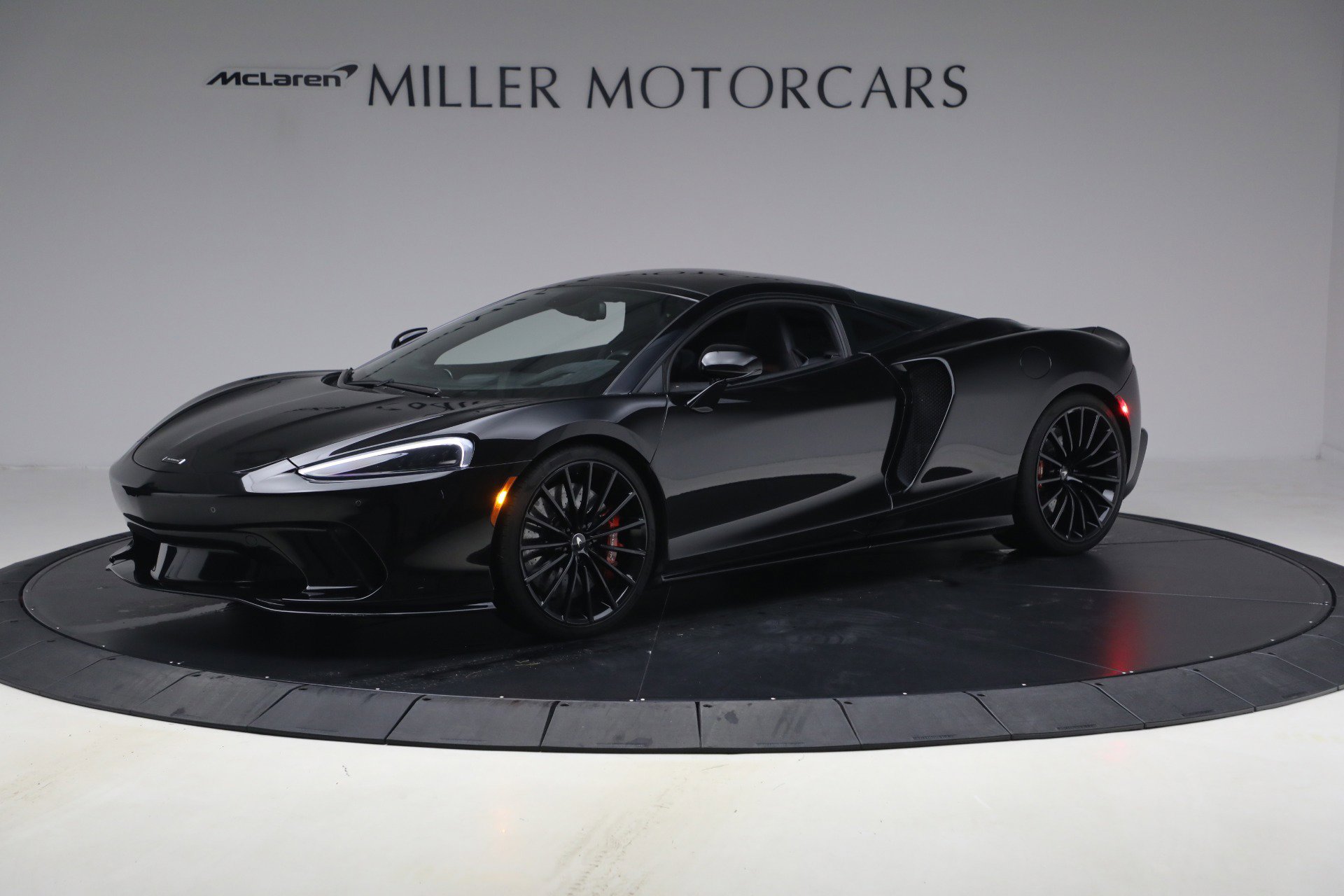 Used 2023 McLaren GT RWD image 2
