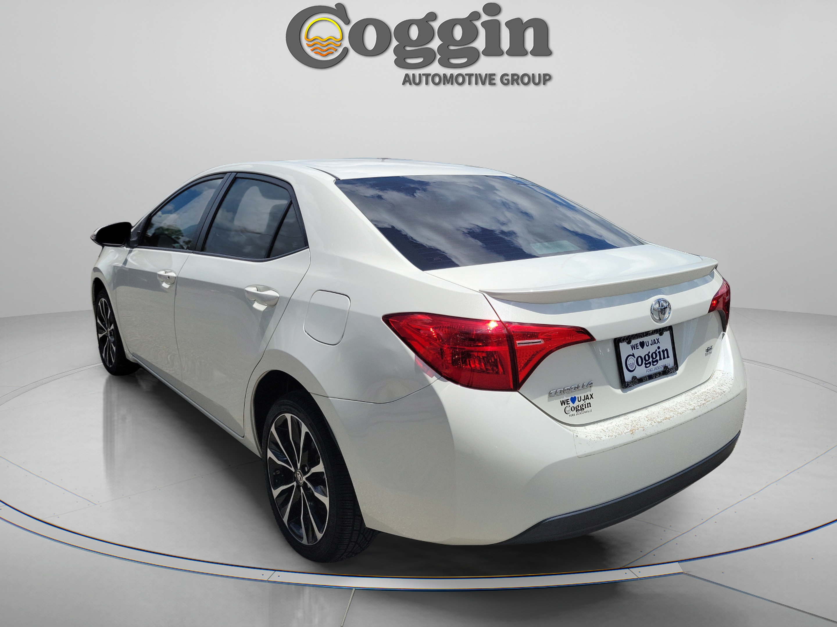 Used 2018 Toyota Corolla SE FWD image 2