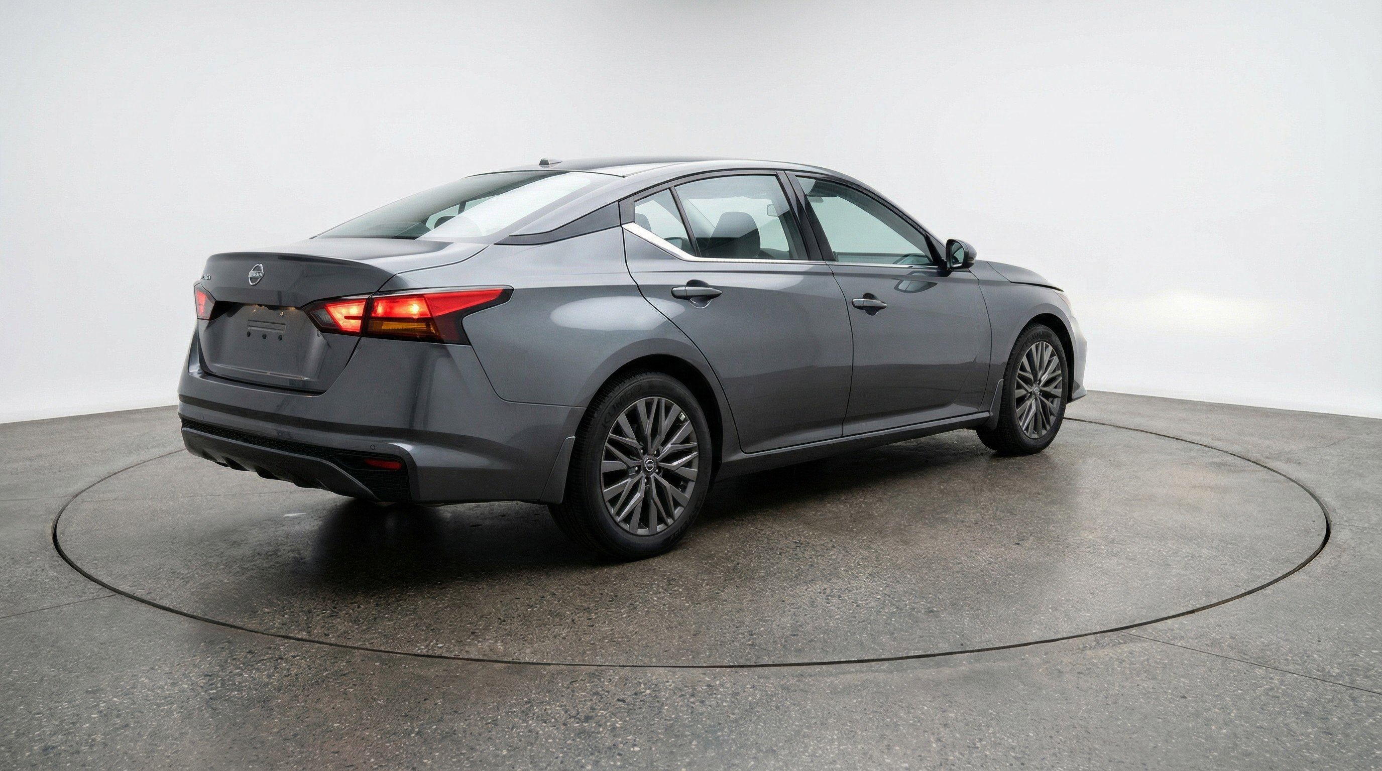 Used 2025 Nissan Altima 2.5 SV image 9