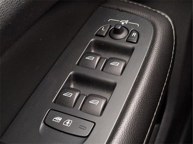 Used 2020 Volvo S60 T6 Momentum image 25