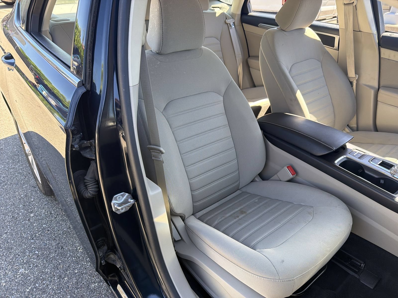 Used 2020 Ford Fusion SE FWD image 24