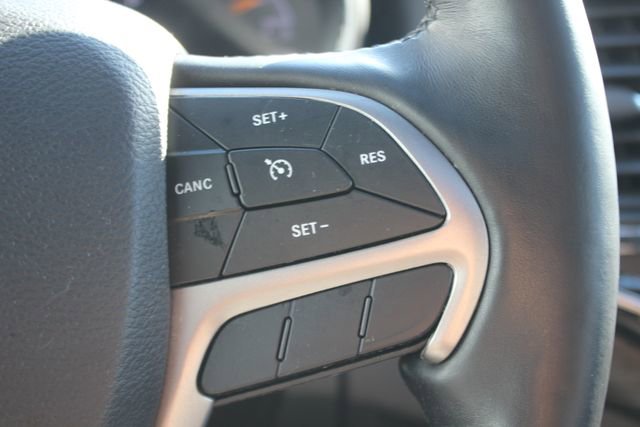 Used 2020 Jeep Grand Cherokee Altitude AWD/4WD image 15