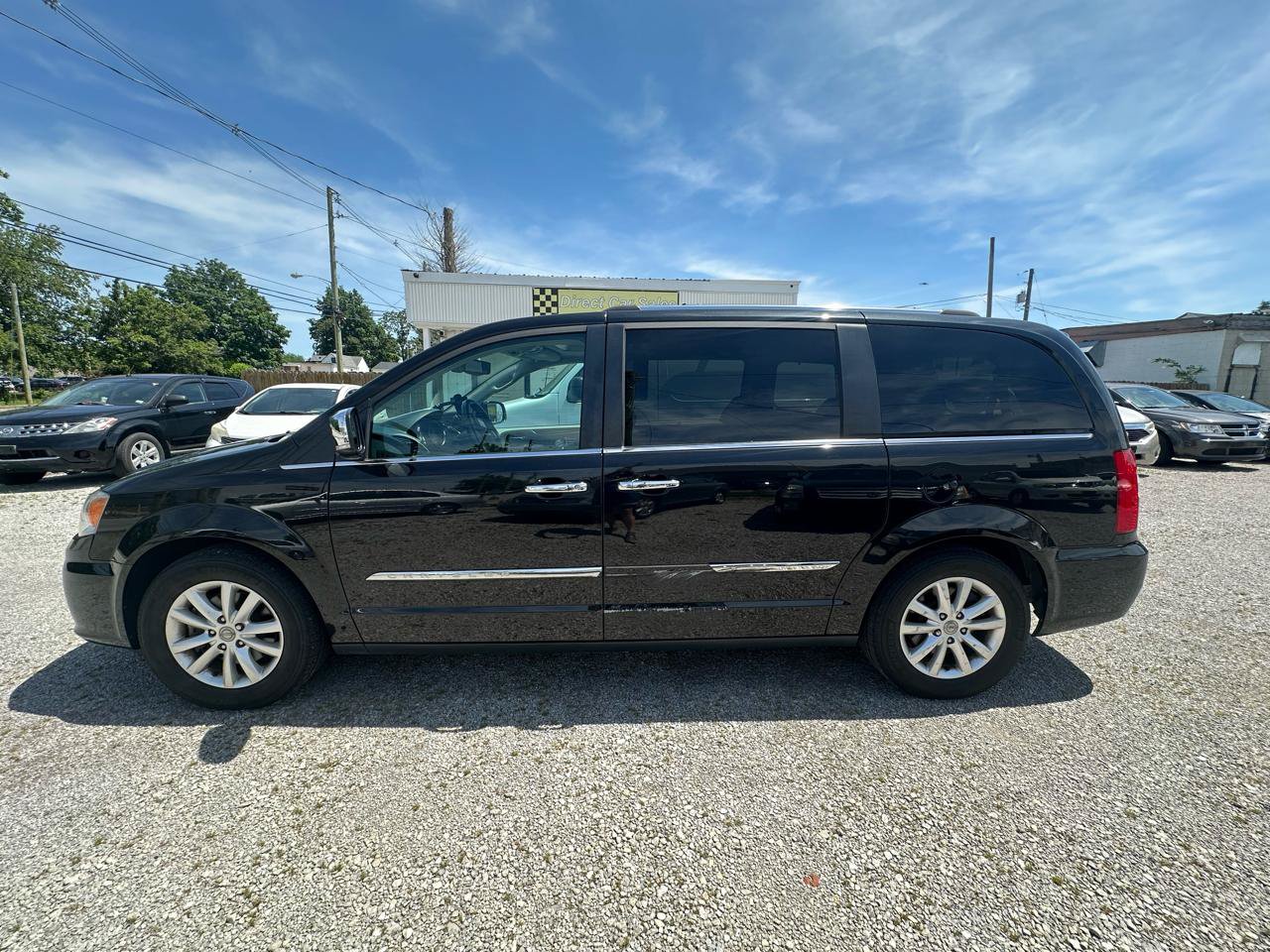 Used 2015 Chrysler Town & Country Limited Platinum FWD image 2