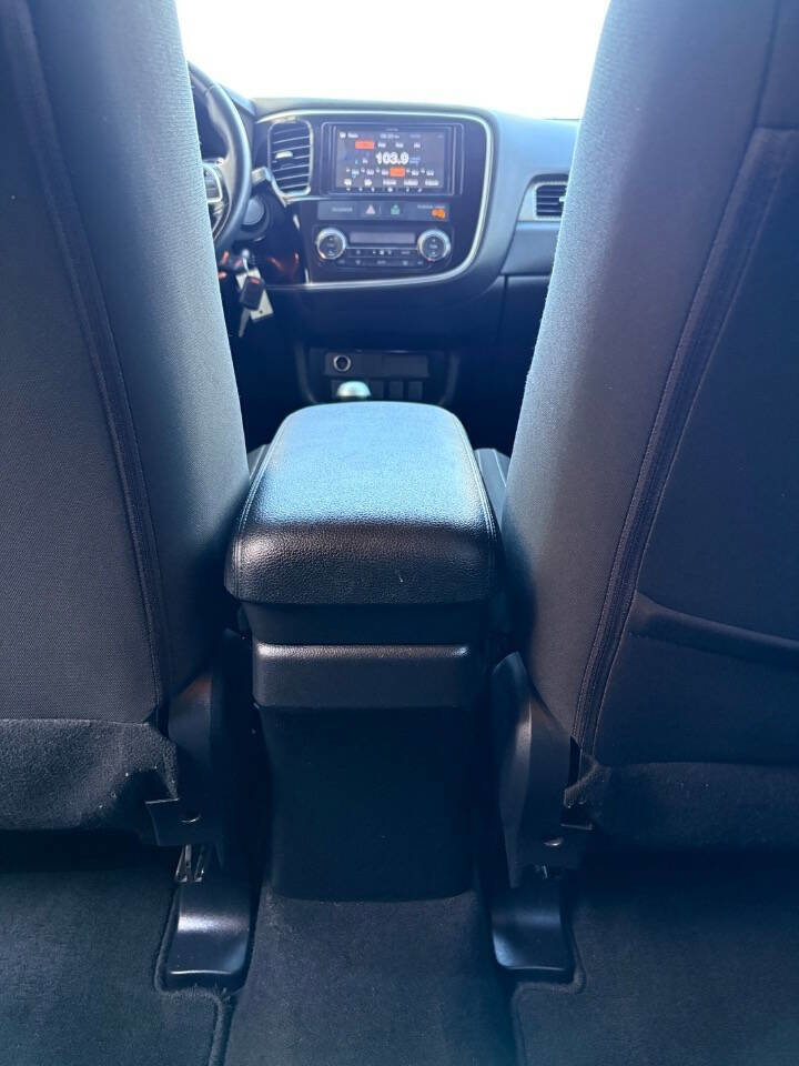 Used 2017 Mitsubishi Outlander ES image 25