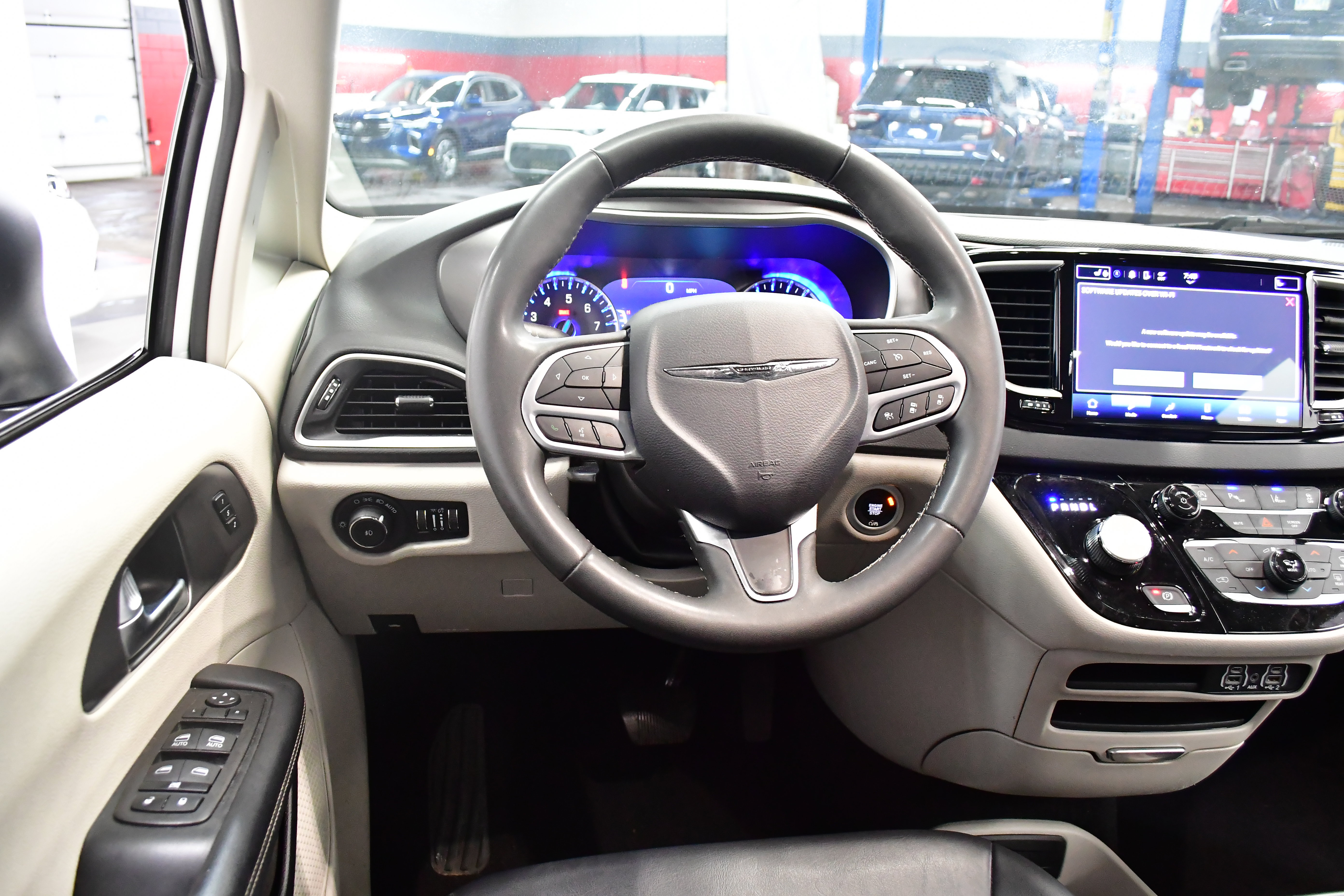Used 2023 Chrysler Pacifica Touring-L image 13