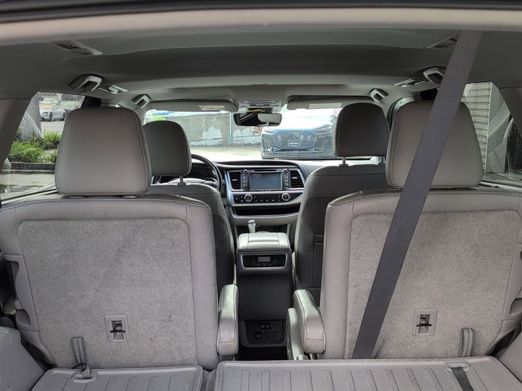 Used 2017 Toyota Highlander XLE AWD/4WD image 12