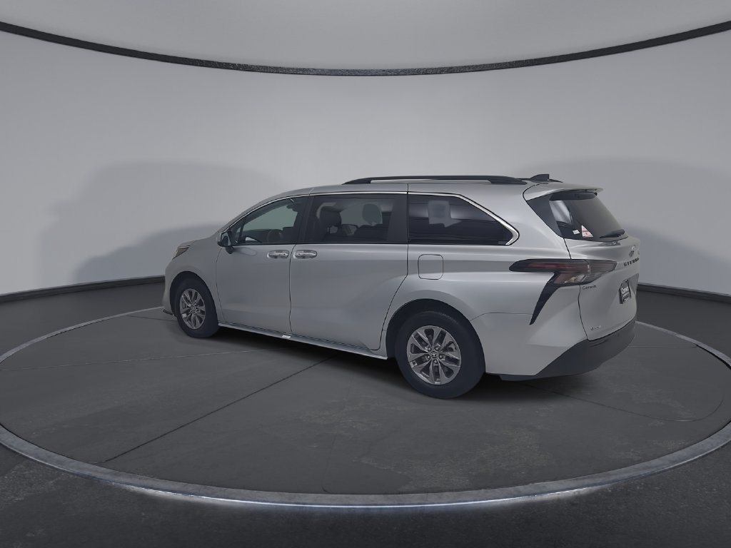 Used 2025 Toyota Sienna XLE FWD image 10