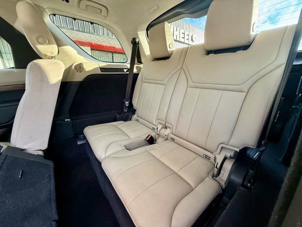 Used 2017 Land Rover Discovery HSE image 33