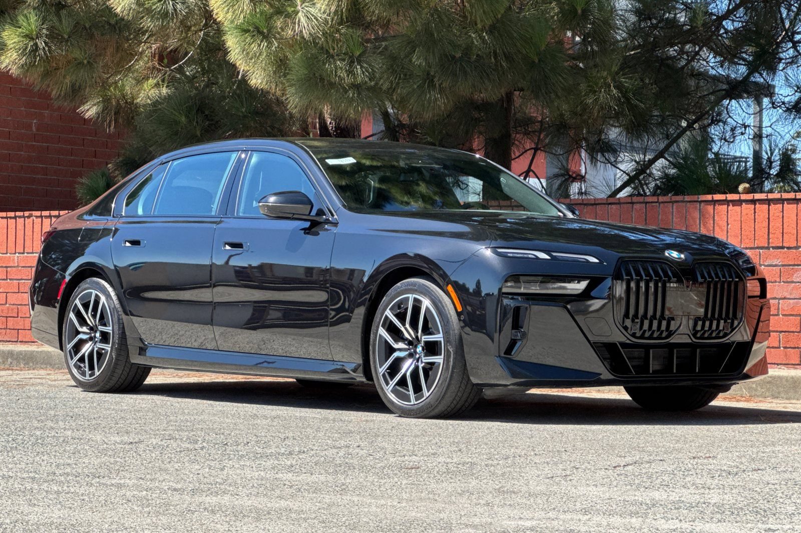Used 2023 BMW 760i xDrive w/ Luxury Rear Seating Package AWD/4WD image 2