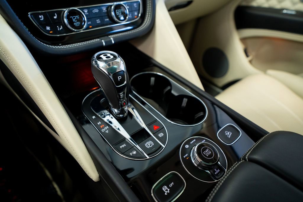Used 2021 Bentley Bentayga Plug-In Hybrid image 45