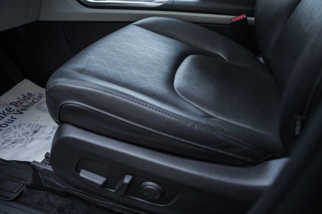 Used 2024 Kia Carnival EX FWD image 42
