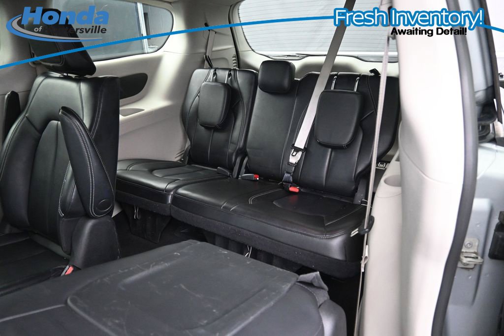 Used 2023 Chrysler Pacifica Touring-L FWD image 15