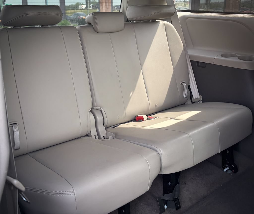 Used 2014 Toyota Sienna XLE FWD image 34