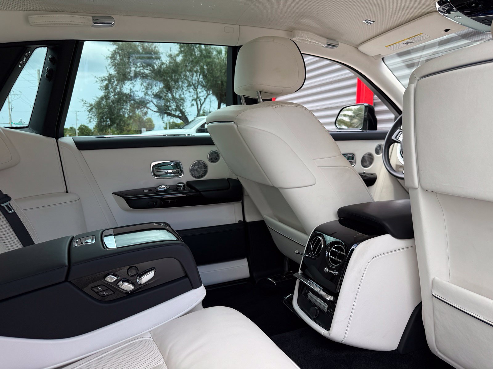 Used 2022 Rolls-Royce Phantom Sedan RWD image 42