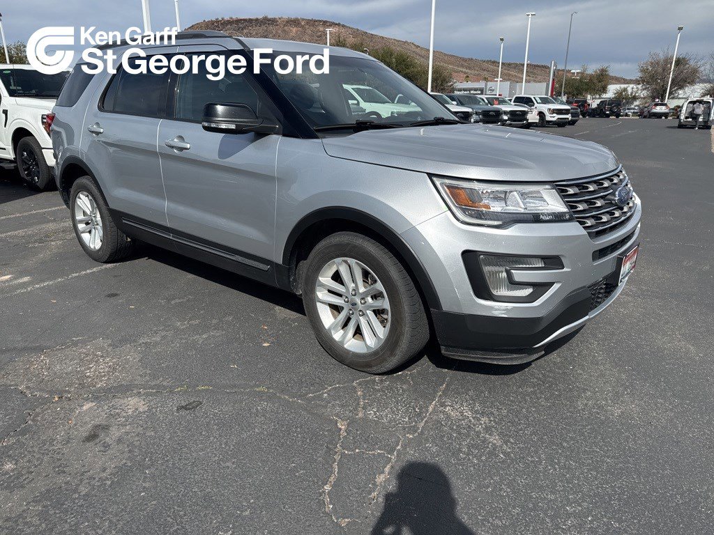 Used 2017 Ford Explorer XLT image 1