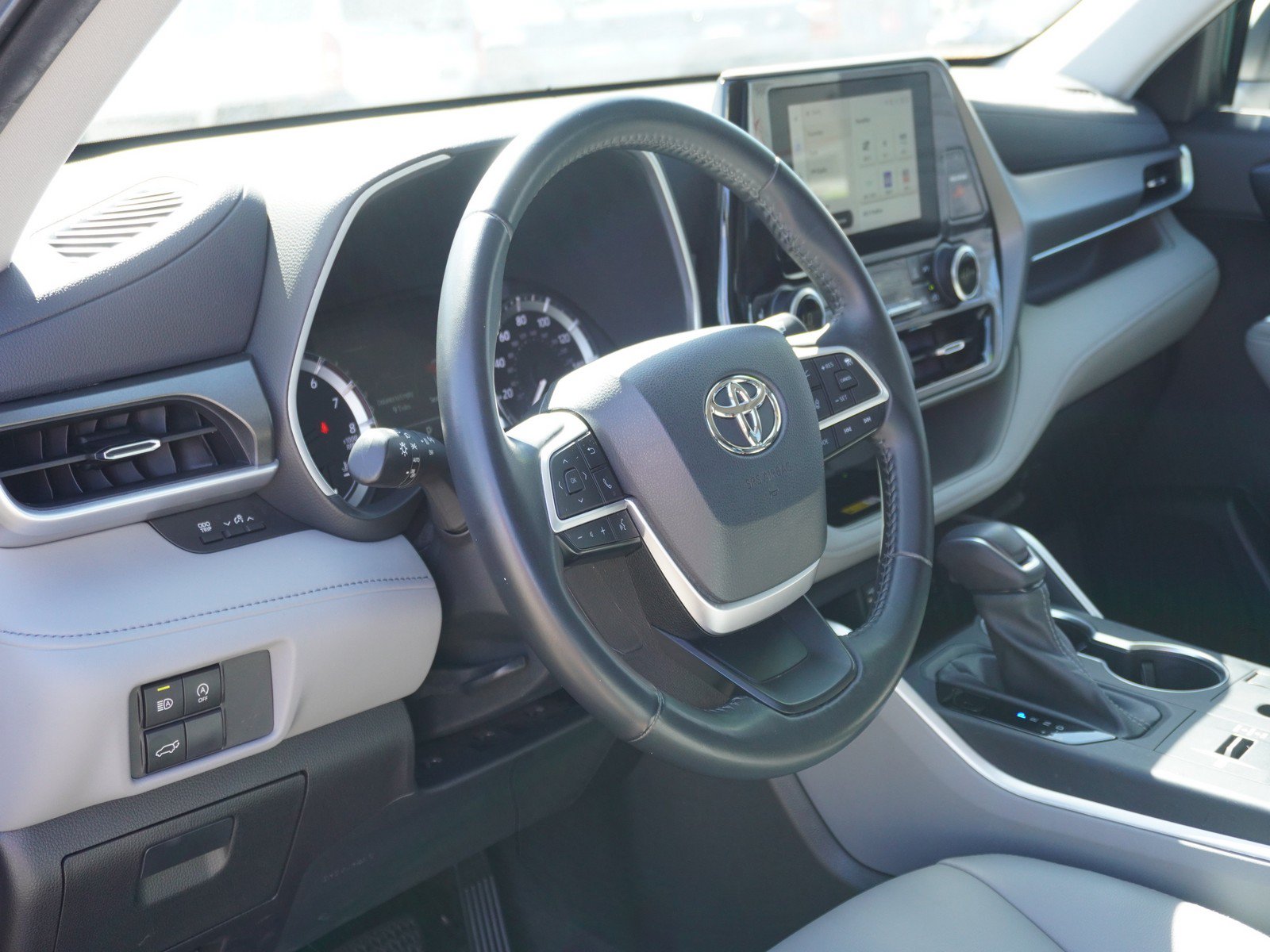 Used 2023 Toyota Highlander XLE FWD image 22