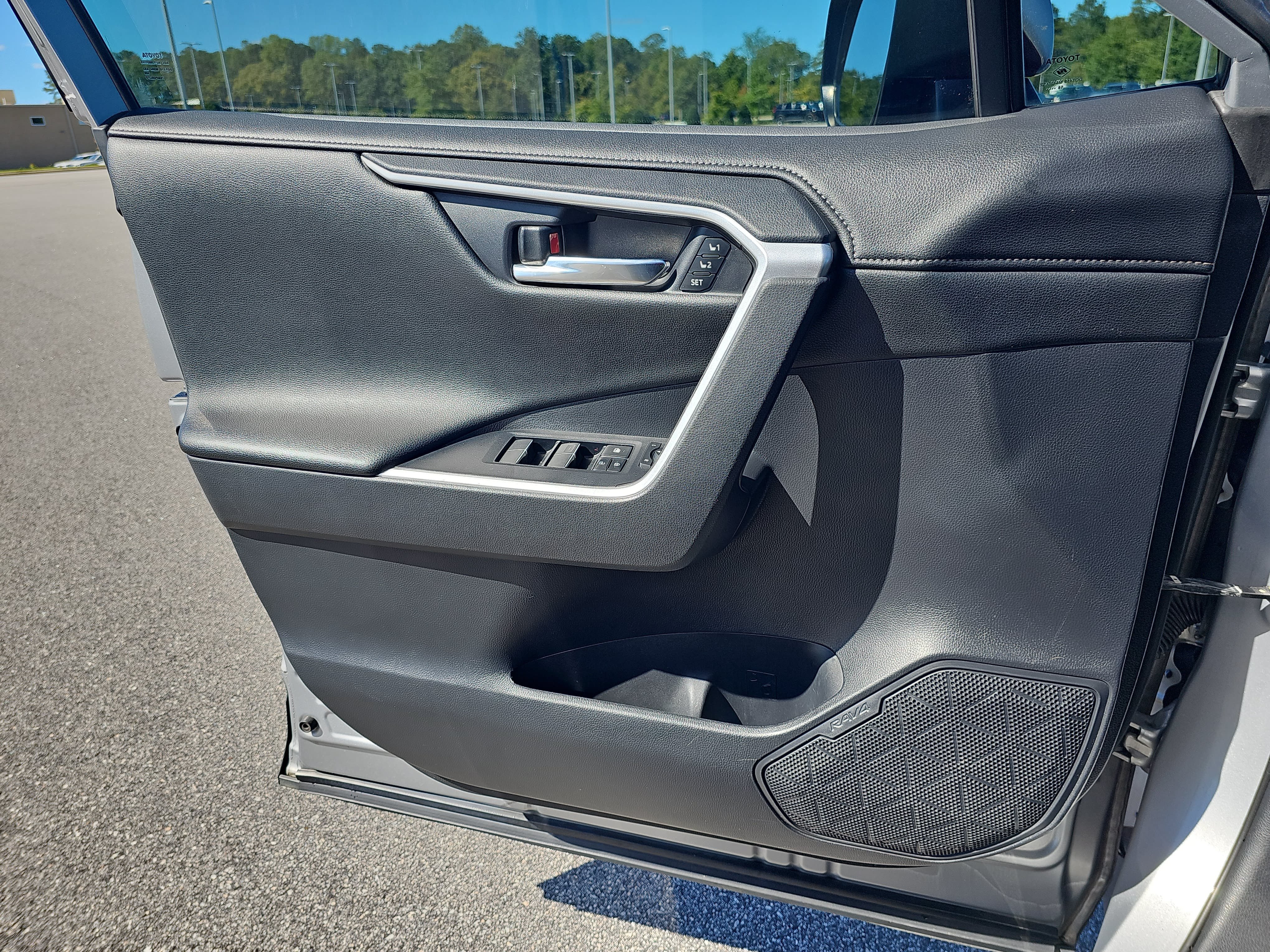 Used 2019 Toyota RAV4 Limited FWD image 28
