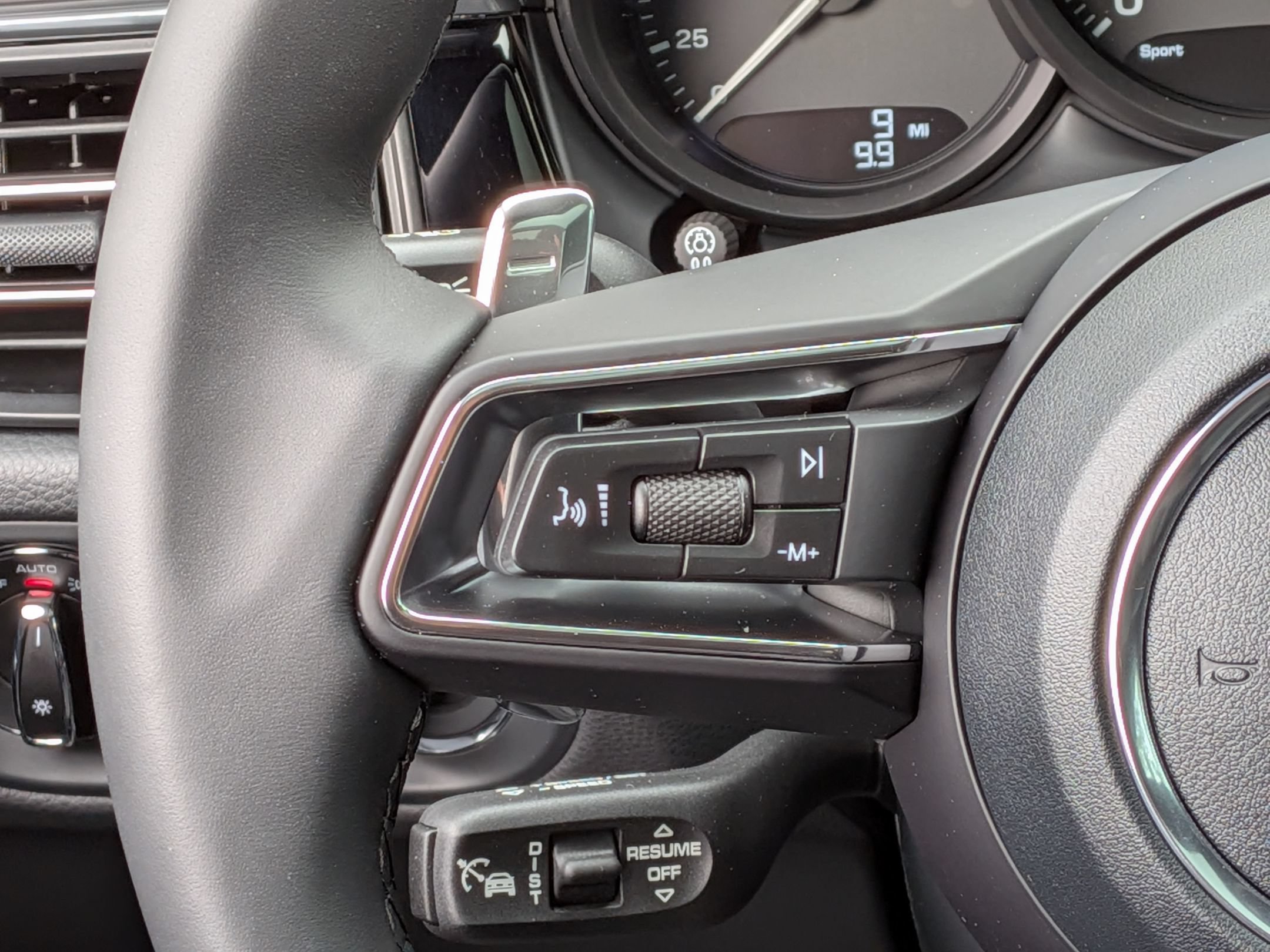 Certified 2026 Porsche Macan AWD/4WD image 9