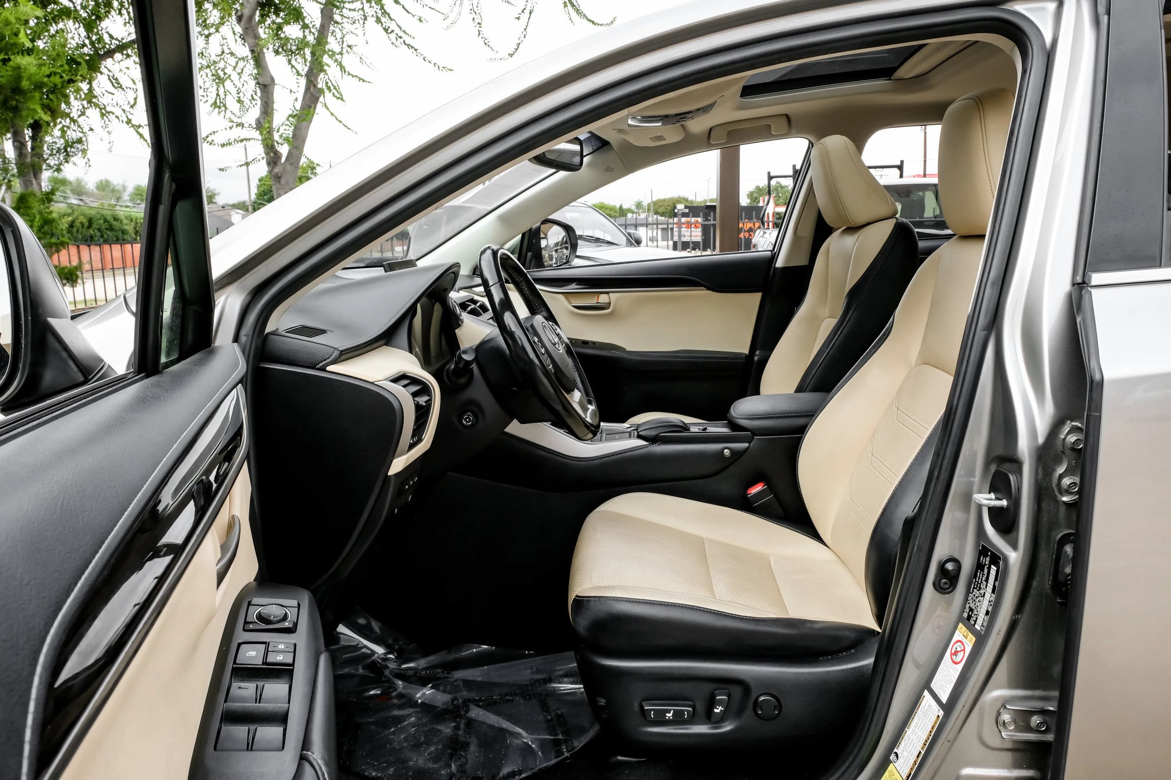 Used 2016 Lexus NX 300h FWD w/ Luxury Package image 4