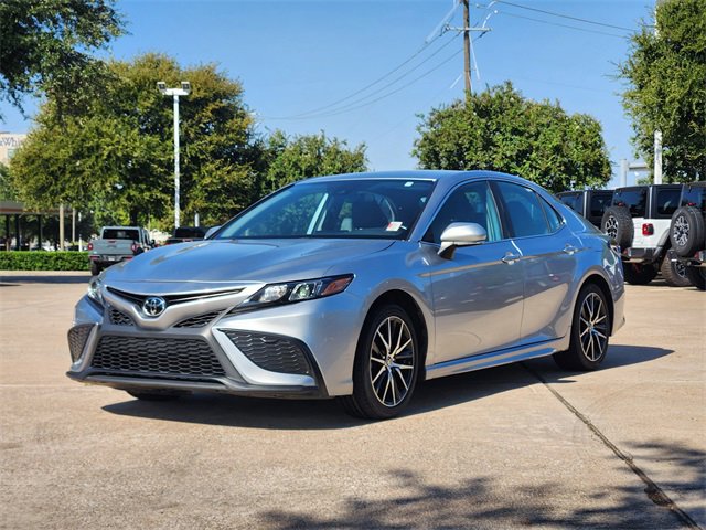 Used 2024 Toyota Camry SE image 3