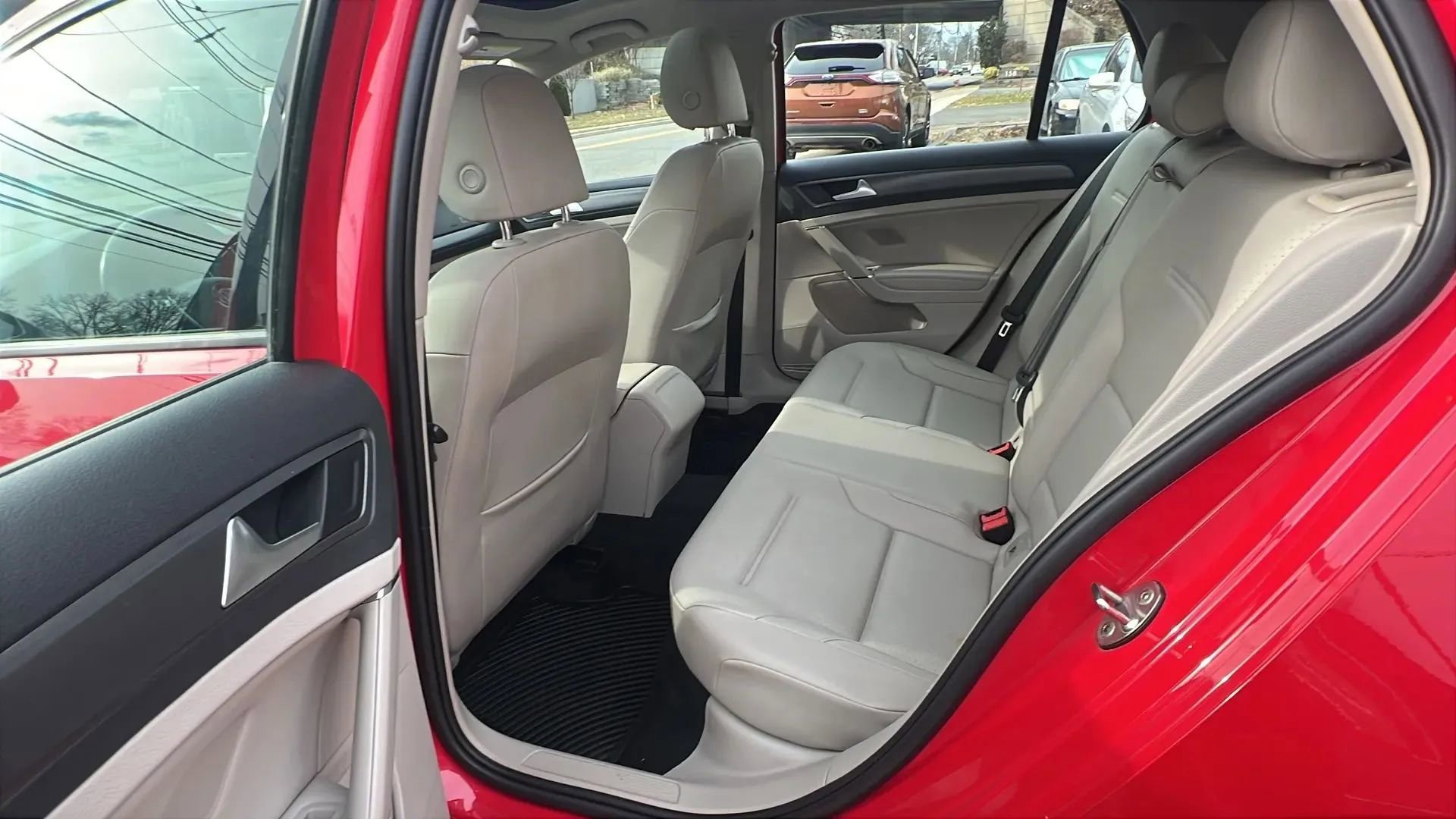 Used 2019 Volkswagen Golf SE image 28