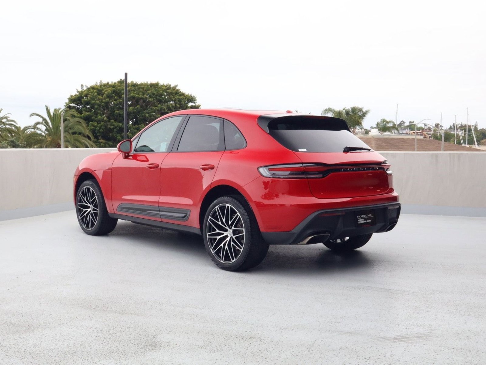 Certified 2025 Porsche Macan AWD/4WD image 3