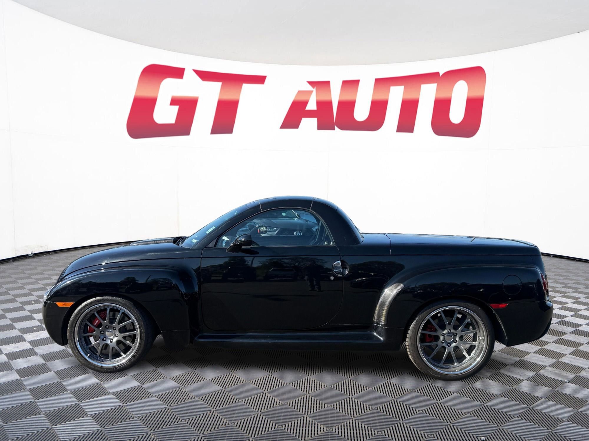 Used 2004 Chevrolet SSR w/ Preferred Equipment Group RWD image 3