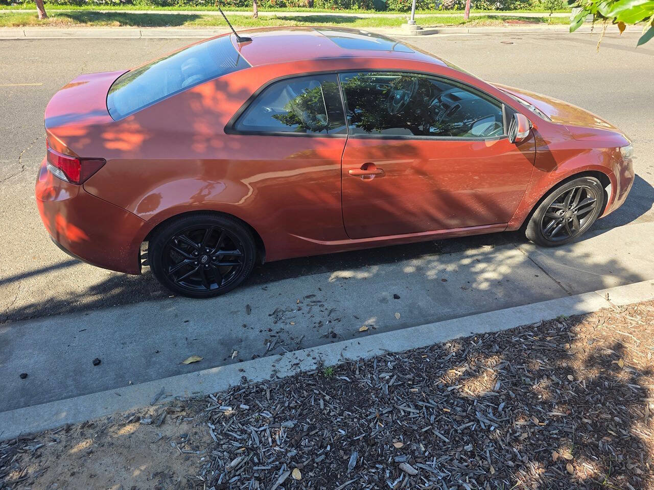 Used 2010 Kia Forte Koup SX w/ Leather Pkg FWD image 8