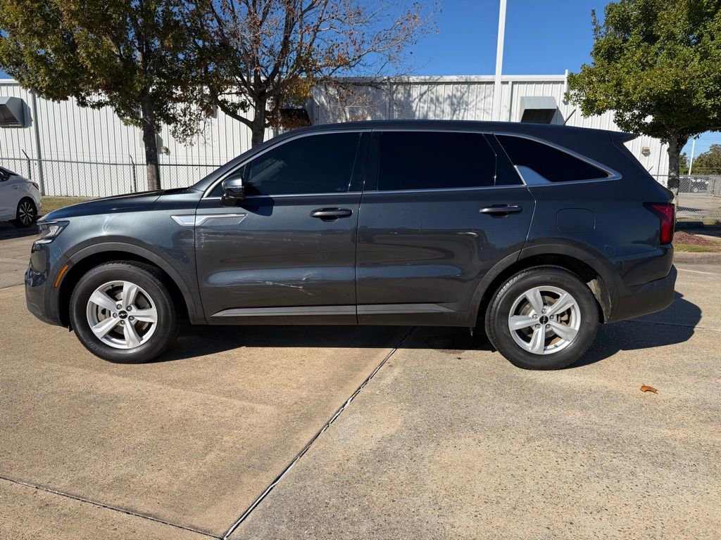 Used 2022 Kia Sorento LX image 2