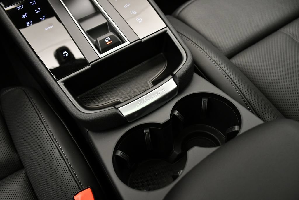 Certified 2026 Porsche Macan AWD/4WD image 32