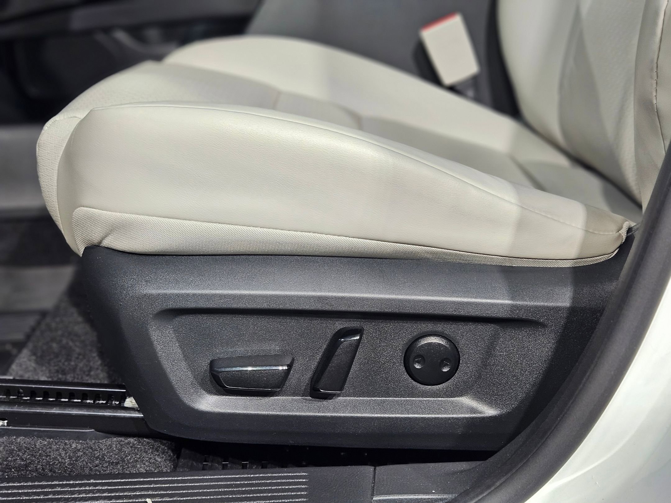 Used 2023 Nissan Rogue SV w/ SV Premium B Package image 23