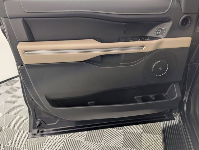 Used 2024 Ford Expedition Limited image 10