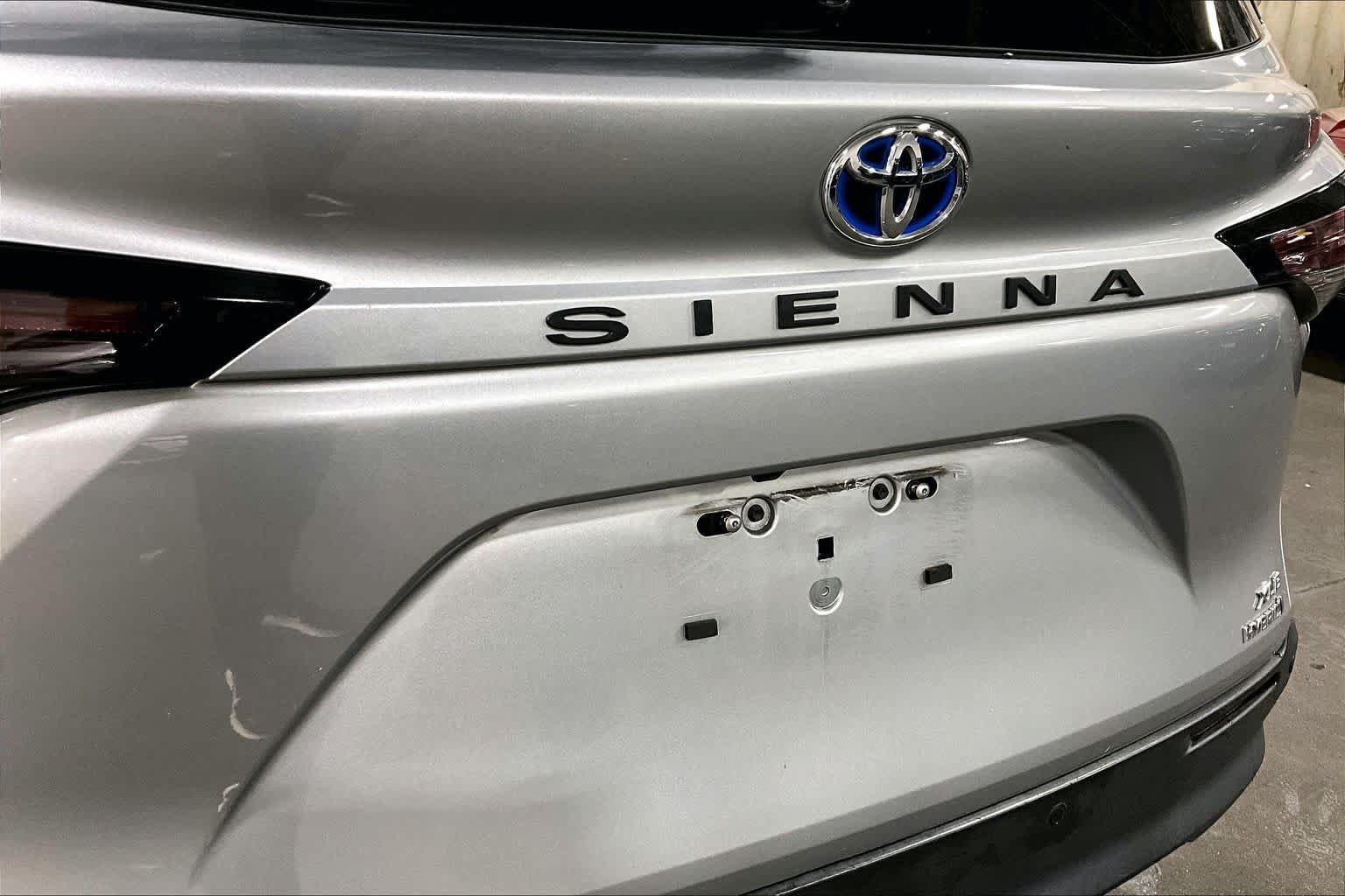 Used 2024 Toyota Sienna XLE FWD image 31