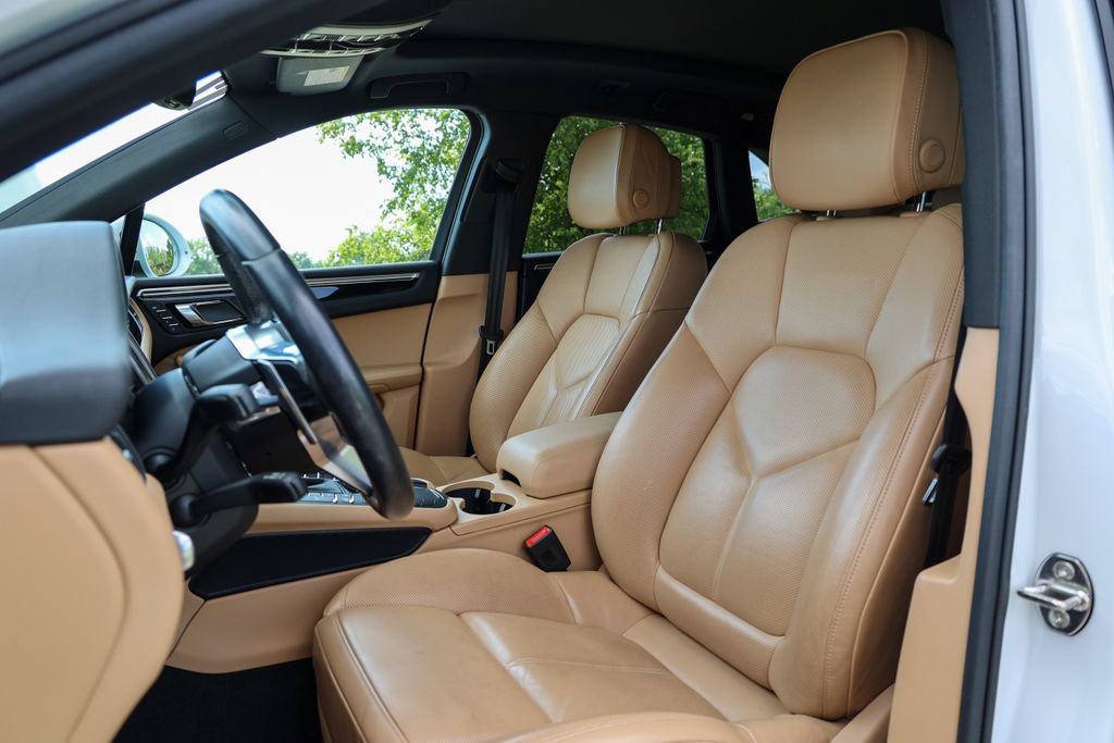 Certified 2017 Porsche Macan AWD/4WD image 5