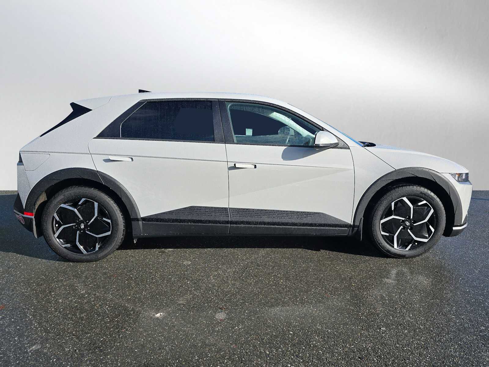 Used 2024 Hyundai Ioniq 5 SEL image 2