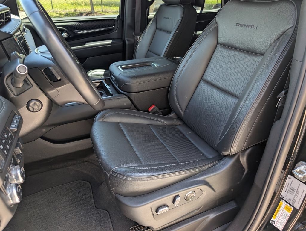 Used 2023 GMC Yukon Denali w/ Advanced Technology Package AWD/4WD image 5